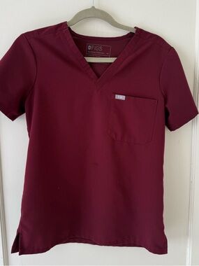 Figs Women's Catarina One-Pocket
V-Neck Scrub Top - Burgundy/ Wine
